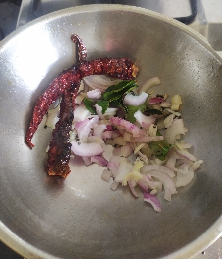 saute onions and curry leaves