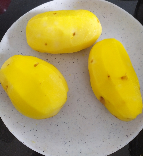 Smear potatoes with yellow colour